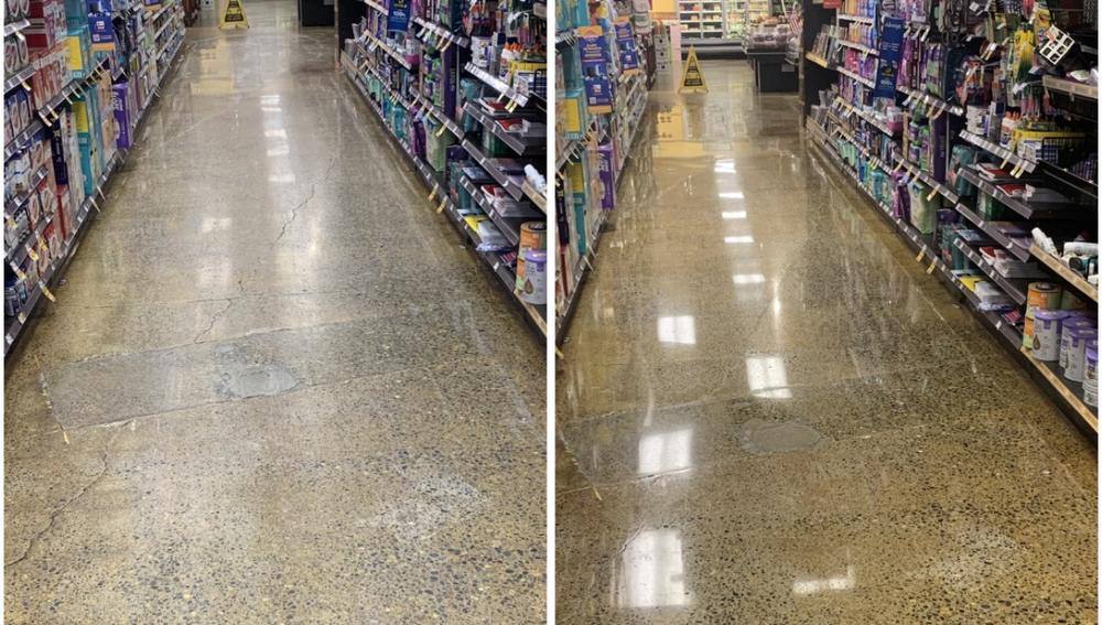 Pasillo de tienda de autoservicio con el piso pulido y reflejante