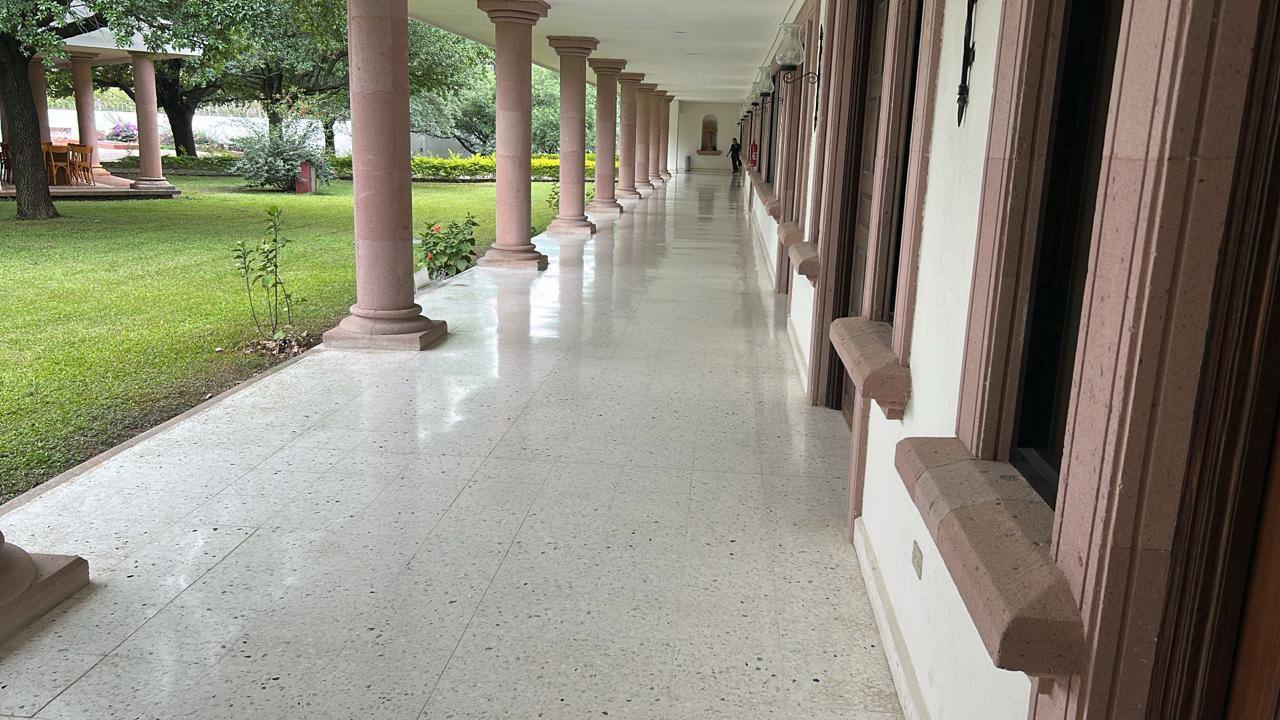 El mismo corredor de terrazo después del pulido, con el piso reflejante